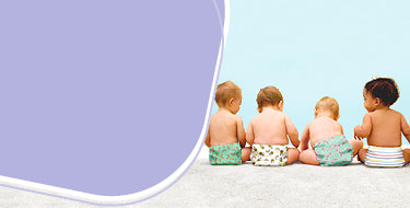 Banner della pagina la nostra storia con quattro bambini seduti che indossano pannolini lavabili