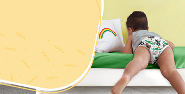 Banner della pagina di Bambino Mio sullo spannolinamento con un bambino che indossa le mutandine allenatrici sul lettino