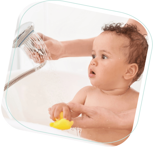 Immagine di un bambino in acqua con una paperella di gomma, per ottenere il massimo dall'ora del bagnetto