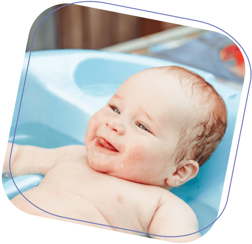 Quando è il migliore momento per iniziare, primo piano di bambino che sorride in una vasca